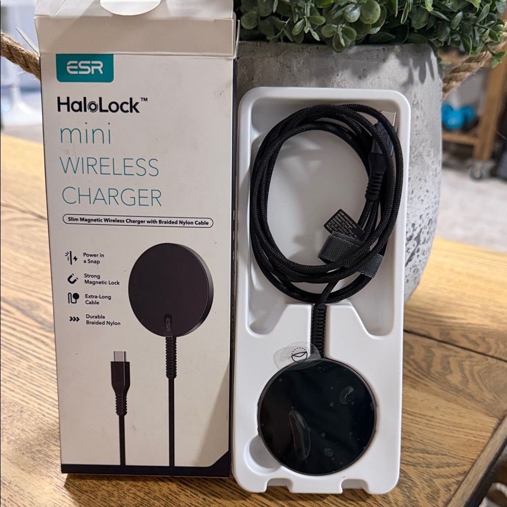 ESR HaloLock Mini Wireless Charger - Black